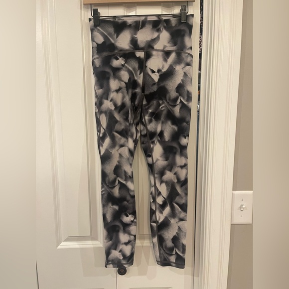 16L6. Lululemon Train Times 7/8 Pant 25" Blush Blossom Alpine White Black - Picture 6 of 9